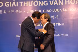 Ông Nguyễn Văn Tình, nguyên Cục trưởng Cục Hợp tác quốc tế, nhận giải thưởng Sejong. (Ảnh: PV/Vietnam+)