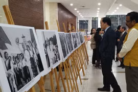 Triển lãm thu hút sự quan tâm của nhiều khách tham quan là đại diện các cơ quan ngoại giao, tổ chức nước ngoài. (Ảnh: Minh Thu/Vietnam+)