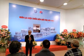 Nhà báo, nhiếp ảnh gia Trần Mạnh Thường kể lại thời điểm khi ông chụp những bức ảnh về cuộc chiến biên giới phía Bắc 1979. (Ảnh: Minh Thu/Vietnam+)
