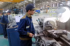 Công nhân sản xuất cơ khí ôtô tại Khu kinh tế mở Chu Lai. (Ảnh: Đỗ Trưởng/TTXVN)
