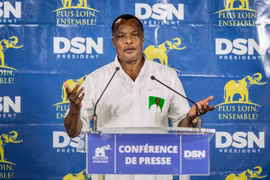 Tổng thống Denis Sassou Nguesso phát biểu trong buổi họp báo tại Brazzaville. (Nguồn: AFP/TTXVN)