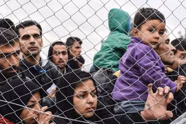Người tị nạn và di cư đợi để qua biên giới Hy Lạp-Macedonia. (Nguồn: AFP/TTXVN)