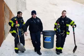 Lực lượng cứu hộ Mỹ rải muối trên đường phố New York ngày 21/1 để chuẩn bị đối phó với bão tuyết. (Nguồn: AFP/TTXVN)