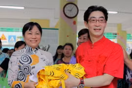 Diễn viên Lục Tiểu Linh Đồng trong một cuộc giao lưu với học sinh tiểu học Việt Nam. (Ảnh: Phương Vy/TTXVN)