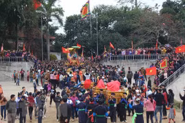 Khách hành hương về đền Đông Cuông dâng hương kính Mẫu Đệ Nhị Thượng ngàn. (Ảnh: TTXVN phát)