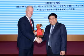 Bộ trưởng Nguyễn Chí Dũng trao quà lưu niệm cho ông Ted Osius, Chủ tịch Hội đồng USABC. (Ảnh: CTV/Vietnam+)