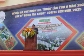 Ông Võ Văn Cảnh, Phó Chủ tịch Ủy ban Nhân dân tỉnh Đắk Lắk phát biểu khai mạc Lễ khai mạc “Hội chợ triển lãm chuyên ngành Càphê,” nằm trong khuôn khổ Lễ hội Càphê lần thứ 8-năm 2023, ngày 10/3. (Ảnh: Hạnh Nguyễn/Vietnam+)