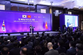 Thủ tướng Phạm Minh Chính và Tổng thống Hàn Quốc Yoon Suk Yeol tham dự Diễn đàn Doanh nghiệp Việt Nam-Hàn Quốc. (Ảnh: Dương Giang/TTXVN) 