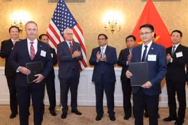 Ông Jeffrey Goss, Phó Hiệu trưởng Đại học Bang Arizona, đã ký Biên bản ghi nhớ (MoU) với ông Võ Xuân Hoài, Phó Giám đốc Trung tâm Đổi mới Sáng tạo Quốc gia, ngày 19/9. (Ảnh: Vietnam+)