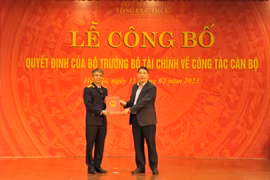 Thứ trưởng Bộ Tài Cao Anh Tuấn trao Quyết định bổ nhiệm Quyền Tổng cục trưởng Tổng cục Thuế cho ông Mai Xuân Thành. (Ảnh: Vietnam+)