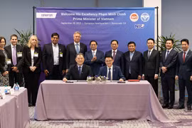 Tiến sỹ Robert Li, Phó Chủ tịch Synopsys phụ trách kinh doanh tại Đài Loan và Nam Á và ông Võ Xuân Hoài, Phó Giám đốc NIC ký Biên bản ghi nhớ, ngày 18/9. (Ảnh: NIC/Vietnam+)
