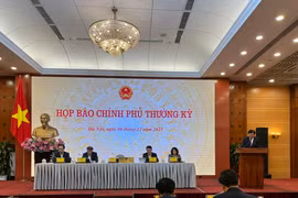 Bộ trưởng, Chủ nhiệm Văn phòng Chính phủ Trần Văn Sơn chủ trì họp báo Chính phủ thường kỳ tháng 11/2023, ngày 6/12. (Ảnh: Vietnam+)
