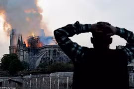 Vụ cháy là cú sốc lớn với nhiều người Paris. (Nguồn: Daily Mail)