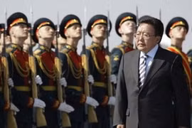 Tổng thống Mông Cổ Tsakhia Elbegdorj duyệt đội danh dự trong lễ đón tại sân bay Sheremetyevo, Mátxcơva ngày 30/5. (Nguồn: AP) 