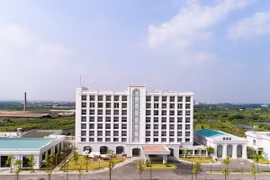 PVF Hưng Yên sở hữu hệ thống 1 sân thi đấu chính và 06 sân tập kích thước tiêu chuẩn 11v11 với mặt cỏ do FIFA Quality Prom chứng nhận.