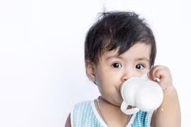 Dù bé đã biết ăn thức ăn cứng, bé vẫn cần 500-600ml sữa mỗi ngày để phát triển chiều cao.
