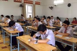 Thí sinh dự thi môn Ngữ văn tại Hội đồng thi Trường THPT Bùi Thị Xuân. (Ảnh: Phương Vy/TTXVN)