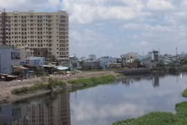 Kênh Tham Lương, phường Đông Hưng Thuận, ô nhiễm nghiêm trọng. (Ảnh: Hoàng Hải/TTXVN)