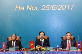 Đoàn Chủ tịch ba nước Campuchia-Lào-Việt Nam chủ trì hội nghị. (Ảnh: Văn Điệp/TTXVN)
