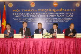 Các đại biểu chủ trì hội thảo. (Ảnh: Nguyễn Thanh/TTXVN)