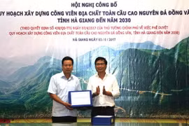 Thứ trưởng Bộ Xây dựng Nguyễn Đình Toàn trao quy hoạch xây dựng Công viên Địa chất toàn cầu Cao nguyên đá Đồng Văn đến năm 2030 cho Chủ tịch UBND tỉnh Hà Giang Nguyễn Văn Sơn. (Ảnh: Minh Tâm/Vietnam+)