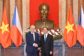 Chủ tịch nước Trần Đại Quang đón Tổng thống Milos Zeman. (Ảnh: Nhan Sáng/TTXVN)