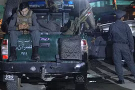 Binh sỹ Afghanistan làm nhiệm vụ bên ngoài thánh đường Al Zahra. (Nguồn: EPA)