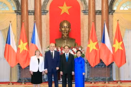 Chủ tịch nước Trần Đại Quang và Phu nhân chụp ảnh chung với Tổng thống Milos Zeman và Phu nhân tại Lễ đón. (Ảnh: Nhan Sáng/TTXVN)