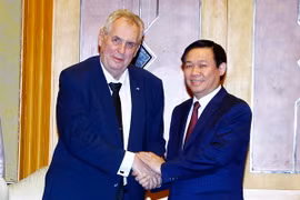 Phó Thủ tướng Vương Đình Huệ hội kiến Tổng thống Cộng hòa Séc Milos Zeman. (Ảnh: An Đăng/TTXVN)
