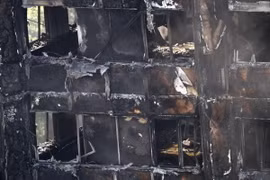 Tòa nhà chung cư Grenfell Tower bị thiêu rụi sau vụ hỏa hoạn. (Nguồn: AFP/TTXVN)