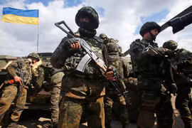 Ukraine triển khai gần 15.000 quân gần biên giới với Nga