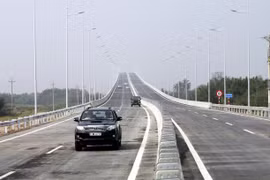 Xây thêm dải phân cách đường cao tốc Biên Hòa-Vũng Tàu