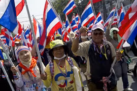 Những người biểu tình chống chính phủ tuần hành tại thủ đô Bangkok ngày 24/1. (Nguồn: AFP/TTXVN)