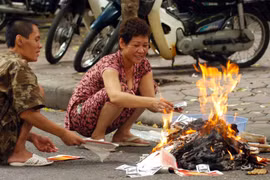 Rằm tháng Bảy: Đừng để "Đốt tiền giả, cháy tiền thật"