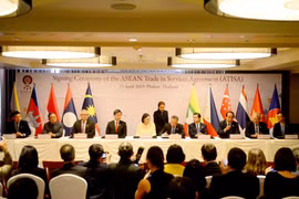 Thứ trưởng Bộ Công Thương Trần Quốc Khánh ký Hiệp định Thương mại Dịch vụ ASEAN (ATISA). (Ảnh: Ngọc Quang/TTXVN)