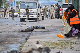 Binh sỹ Somalia điều tra tại hiện trường vụ đánh bom liều chết do phiến quân Al Shabab tiến hành tại thủ đô Mogadishu. (Ảnh: AFP/TTXVN)