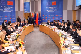 Chủ tịch Ủy ban châu Âu Jean-Claude Juncker (thứ 2, trái), Chủ tịch Hội đồng châu Âu Donald Tusk (thứ 3, trái) và Thủ tướng Trung Quốc Lý Khắc Cường (thứ 5, phải) tại Hội nghị các nhà lãnh đạo EU-Trung Quốc ở Brussels, Bỉ ngày 9/4/2019. (Ảnh: THX/TTXVN)