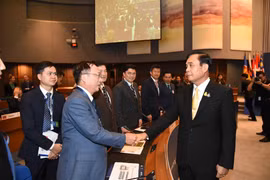 Thượng tướng Nguyễn Văn Thành và Thủ tướng Thái Lan Prayut Chan-ocha. (Ảnh: Sơn Nam/Vietnam+)