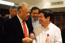 Tổng Bí thư Alberto Anaya và đồng chí Nguyễn Viết Thảo. (Ảnh: Việt Hùng/TTXVN)