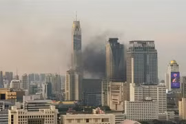 Khói bốc lên tại hiện trường vụ cháy trung tâm thương mại Central World ở Bangkok, Thái Lan ngày 10/4/2019. (Ảnh: Orchidmo/TTXVN)
