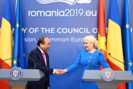 Thủ tướng Nguyễn Xuân Phúc và Thủ tướng Romania Viorica Dancila họp báo thông báo kết quả hội đàm giữa hai nước. (Ảnh: Thống Nhất/TTXVN)