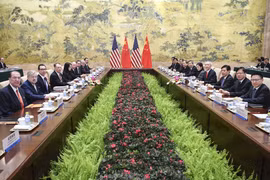Phái đoàn đàm phán Mỹ do Đại diện Thương mại Mỹ Robert Lighthizer (thứ 4, trái) và Bộ trưởng Tài chính Steven Mnuchin (thứ 3, trái) dẫn đầu trong cuộc đàm phán thương mại với phái đoàn Trung Quốc do Phó Thủ tướng Lưu Hạc (thứ 4, phải) dẫn đầu, tại Bắc Kin