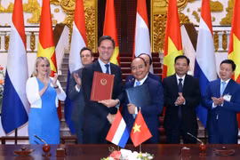 Thủ tướng Chính phủ Nguyễn Xuân Phúc và Thủ tướng Vương quốc Hà Lan Mark Rutte ký Biên bản ghi nhớ về hợp tác chuyển đổi nông nghiệp tại Đồng bằng sông Cửu Long. (Ảnh: Thống Nhất/TTXVN)