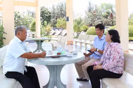 Ông Huỳnh Đồng (nguyên Trung đội trưởng Trinh sát - Đoàn 10) và bà Phạm Thị Nhung (cán bộ y tá Đoàn 10) ôn lại những kỷ niệm về vùng Rừng Sác năm xưa. (Ảnh: Xuân Khu/TTXVN)