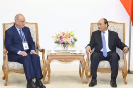 Thủ tướng Nguyễn Xuân Phúc và Ngài Aslan Aslannov, Chủ tịch OANA, Tổng giám đốc hãng Thông tấn AZERTAC (Azerbaijan) tại buổi tiếp. (Ảnh: Thống Nhất/TTXVN)