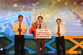 Đồng chí Nguyễn Đức Lợi, Ủy viên Trung ương Đảng, Tổng Giám đốc Thông tấn xã Việt Nam trao tặng 1,8 tỷ đồng xây dựng 3 phòng học cho trường mầm non xã Triệu Tài, huyện Triệu Phong, tỉnh Quảng Trị. (Ảnh: Nguyên Lý/TTXVN)