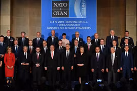 Ngoại trưởng các nước thành viên NATO chụp ảnh chung tại Hội nghị Ngoại trưởng NATO ở Washington, DC, ngày 3/4/2019. (Ảnh: AFP/ TTXVN)