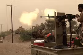 Lực lượng ủng hộ chính phủ Yemen giao tranh với phiến quân Houthi tại khu vực ngoại ô Hodeidah. (Ảnh: AFP/TTXVN)