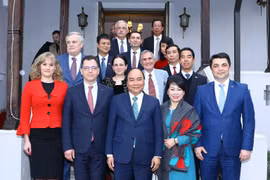 Thủ tướng Nguyễn Xuân Phúc làm việc với bà Ioana Madalina Lupea, tỉnh trưởng tỉnh Prahova. (Ảnh: Thống Nhất/TTXVN)