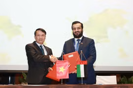 Tổng giám đốc TTXVN Nguyễn Đức Lợi và Giám đốc điều hành WAM Mohamed Jalal Al Rayssi ký kết Bản ghi nhớ hợp tác nghiệp vụ giữa hai bên. (Ảnh: Thành Đạt/TTXVN)
